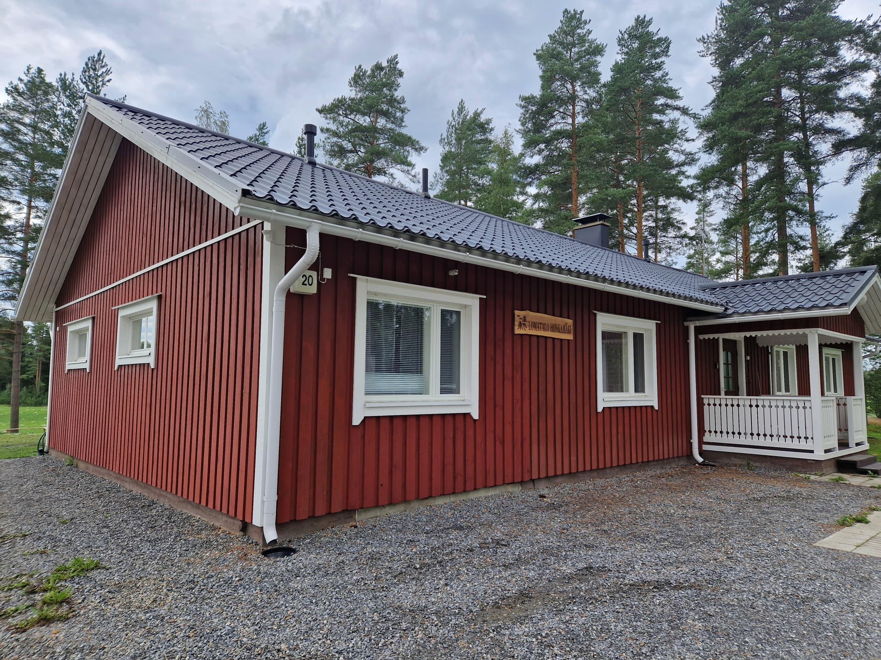 Lomatalon etupiha kesällä